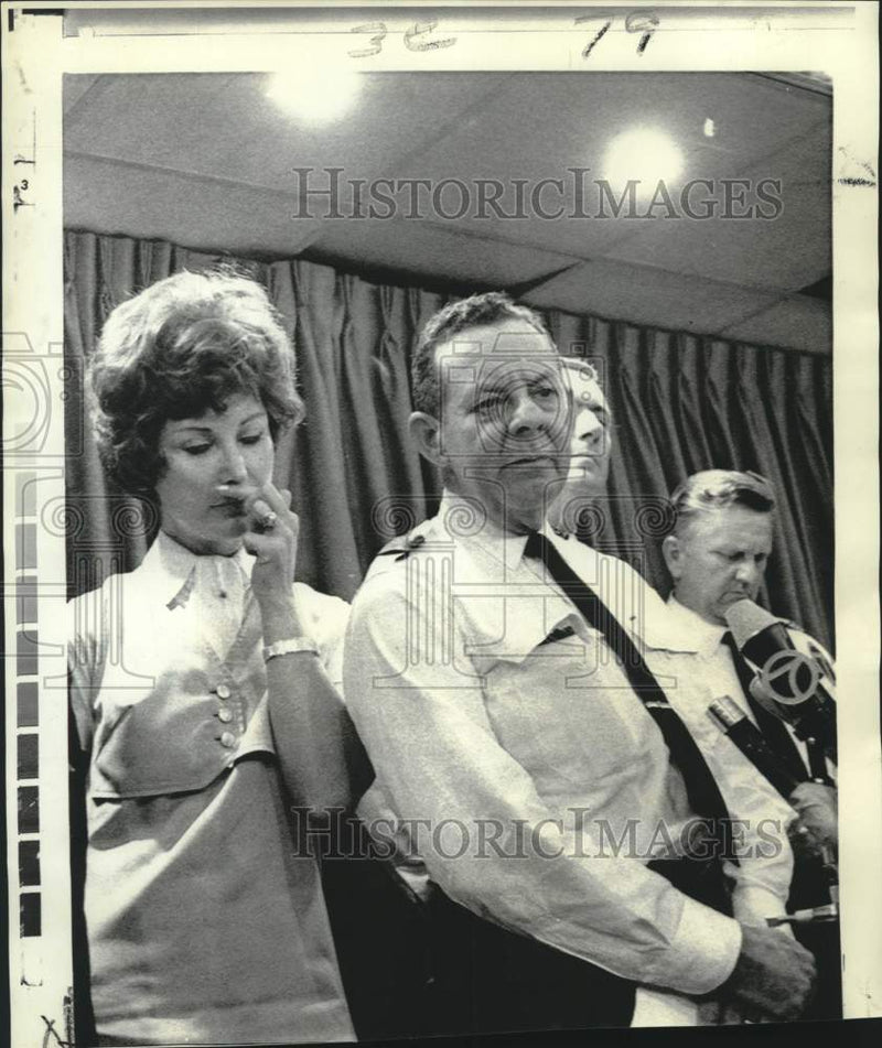 Load image into Gallery viewer, 1970 Press Photo Airliner Captain John Priddy and crew at Kennedy airport
