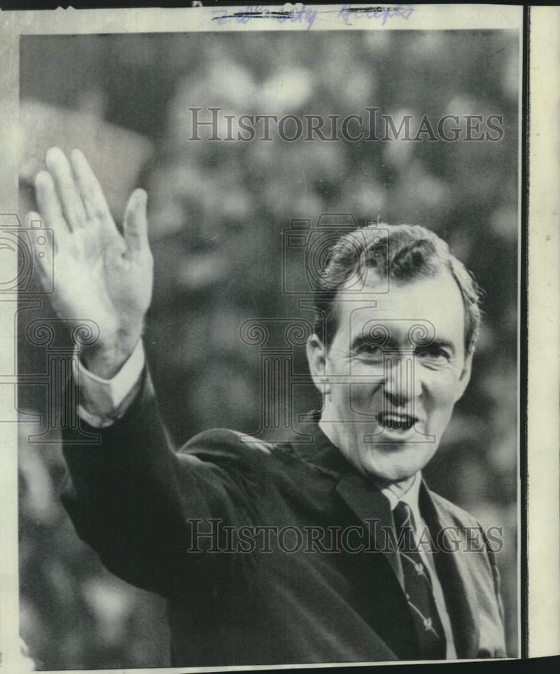 Load image into Gallery viewer, 1968 Press Photo Senator Edmund Muskie accepts VP nomination at Chicago's DNC
