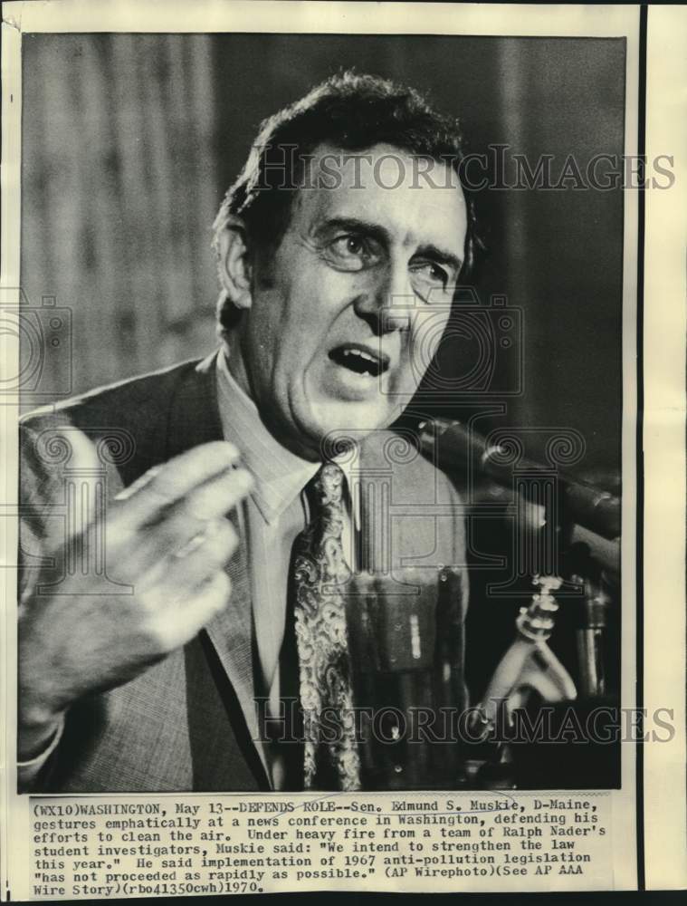 Load image into Gallery viewer, 1970 Press Photo Senator Edmund Muskie gestures at Washington news conference
