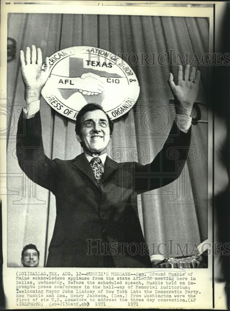 Load image into Gallery viewer, 1971 Press Photo Edmund Muskie acknowledges applause at Dallas AFL-CIO meeting
