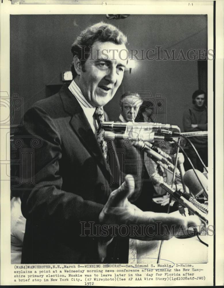Load image into Gallery viewer, 1972 Press Photo Senator Edmund Muskie explains point at NH news conference
