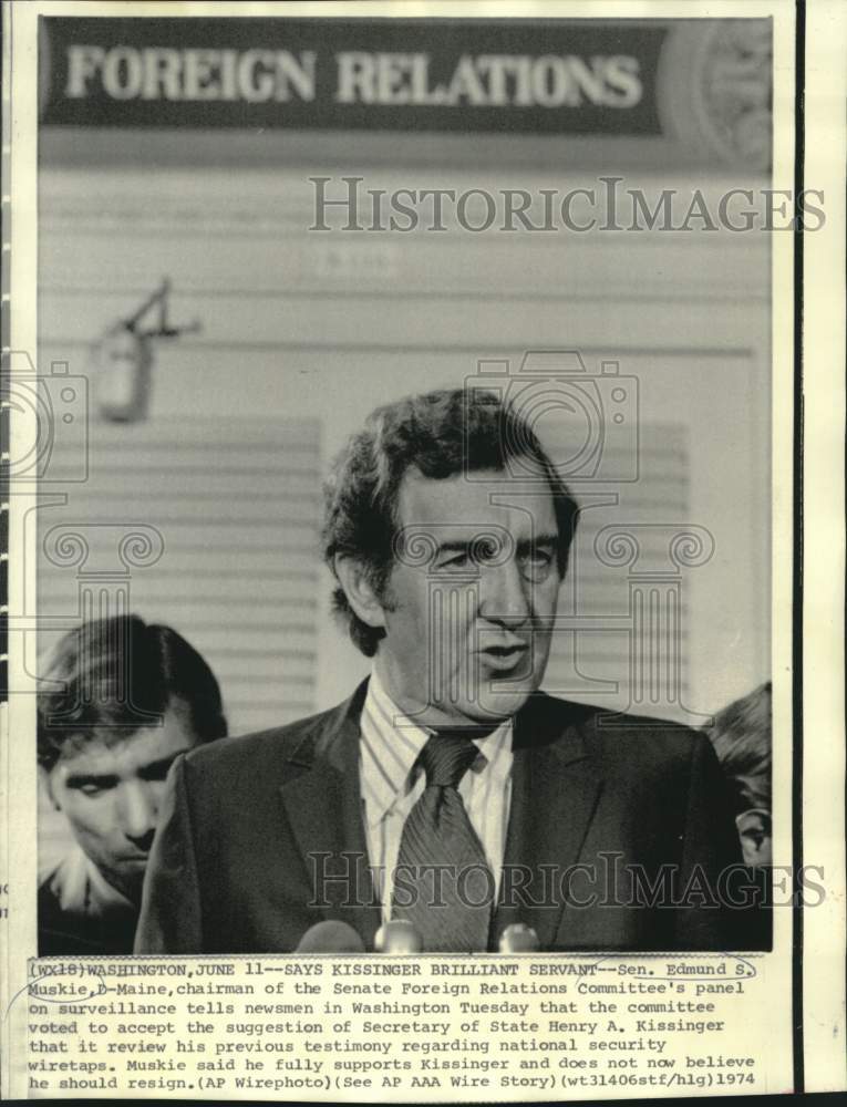 1974 Press Photo Senator Edmund Muskie talks with newsmen in Washington