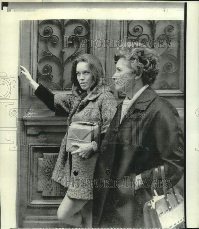 Load image into Gallery viewer, 1970 Press Photo Virginia Nasmyth, daughter at Paris' North Vietnamese embassy
