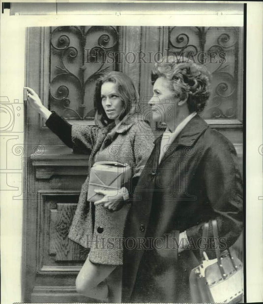 1970 Press Photo Virginia Nasmyth, daughter at Paris' North Vietnamese embassy