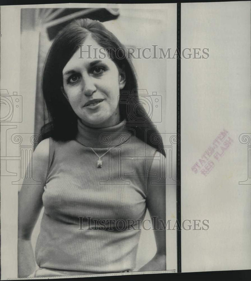 Load image into Gallery viewer, 1968 Press Photo Receptionist Jane Nassau at London's New Earl's Court Hotel
