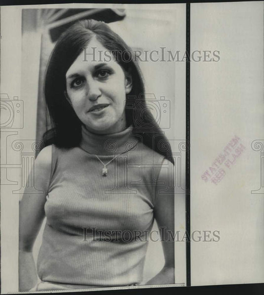 1968 Press Photo Receptionist Jane Nassau at London's New Earl's Court Hotel