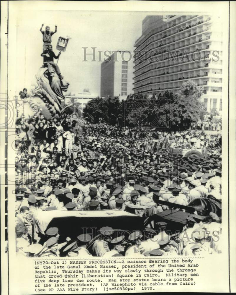 Load image into Gallery viewer, 1970 Press Photo Scene of Gamal Abdel Nasser funeral procession in Cairo
