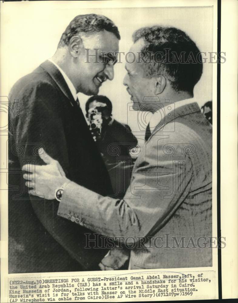 Load image into Gallery viewer, 1969 Press Photo UAR's Abdel Nasser and Jordan's King Hussein greet in Cairo
