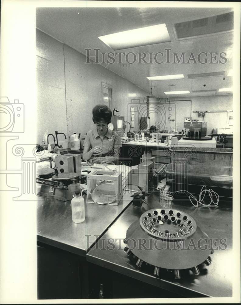 1969 Press Photo Typical high hazard cancer lab - now37584