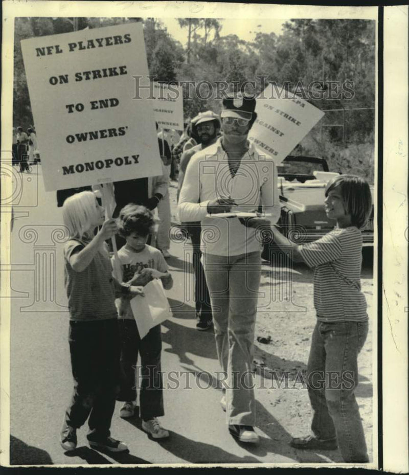 Load image into Gallery viewer, 1974 Press Photo Jim Hill and fans at National Football League San Diego camp
