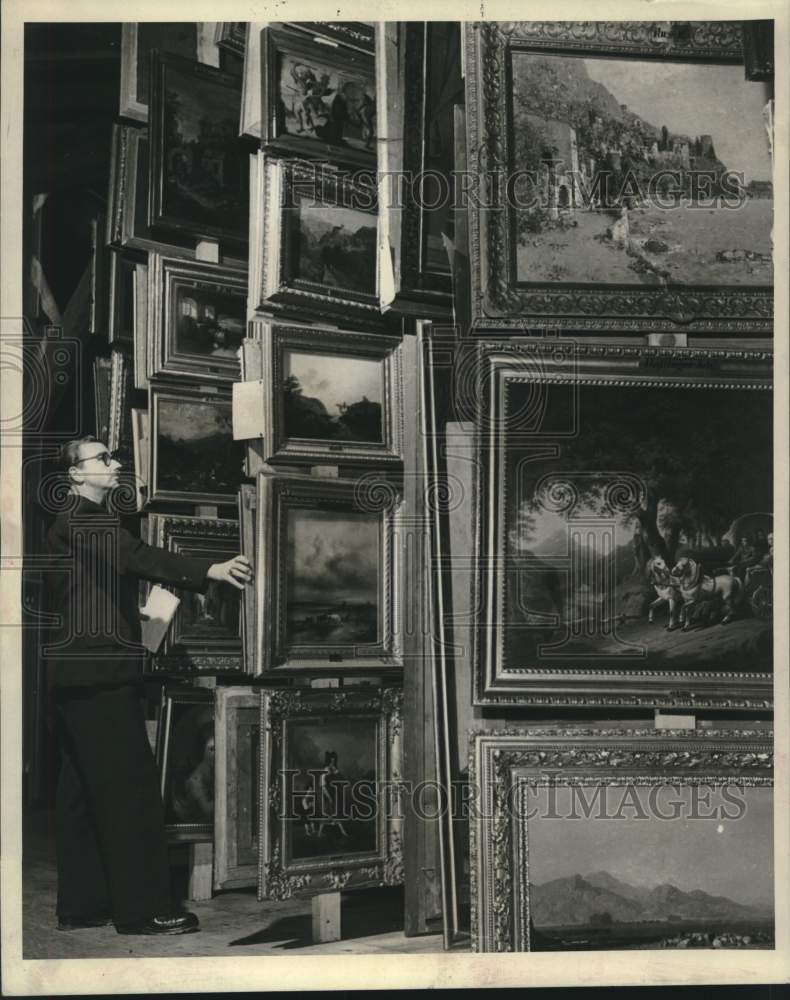 Load image into Gallery viewer, 1967 Press Photo Dr. Gustav Wilhelm checks paintings for cleaning and restoring
