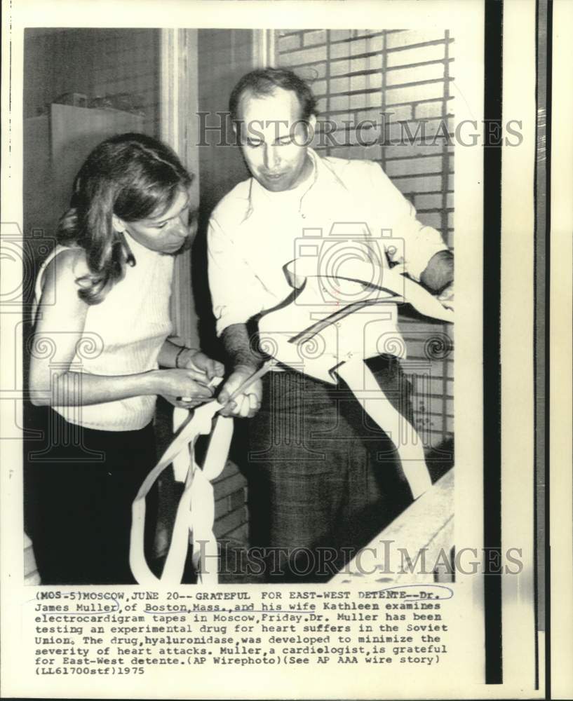 1975 Press Photo Dr. James Muller and wife study electrocardiogram in Moscow