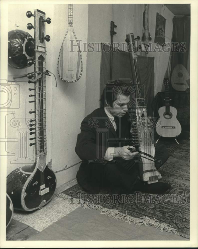 1968 Press Photo House of Musical Traditions owner Henry Levin plays a sarangi