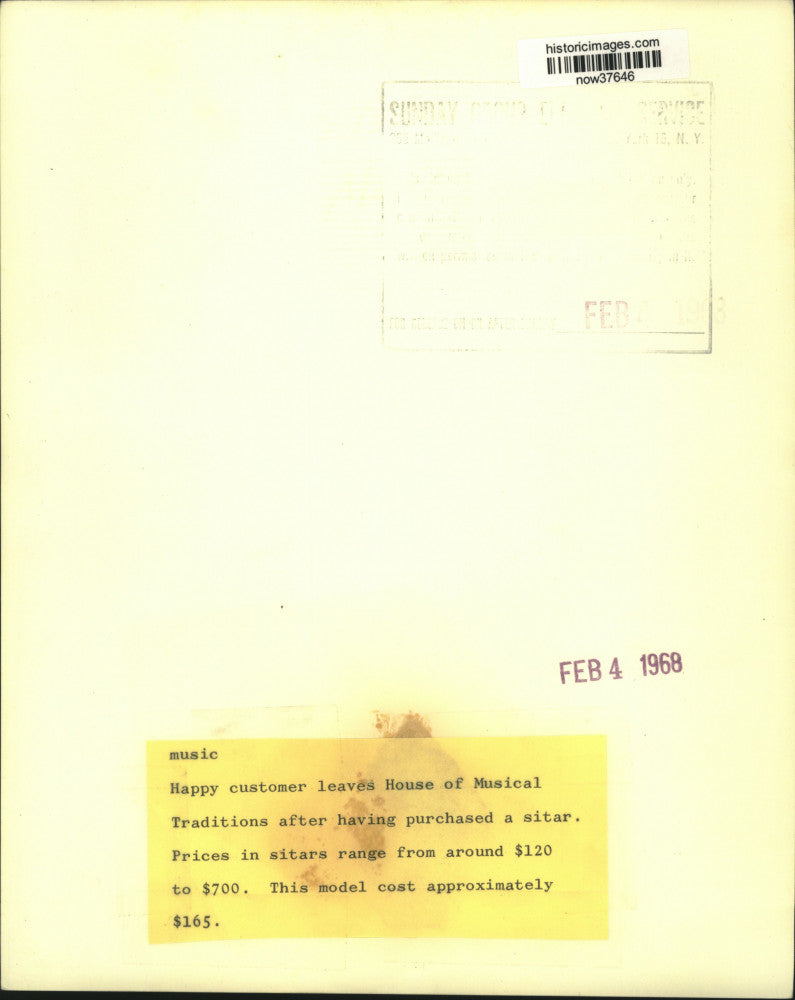 Load image into Gallery viewer, 1968 Press Photo Customer leaves House of Musical Traditions with sitar purchase
