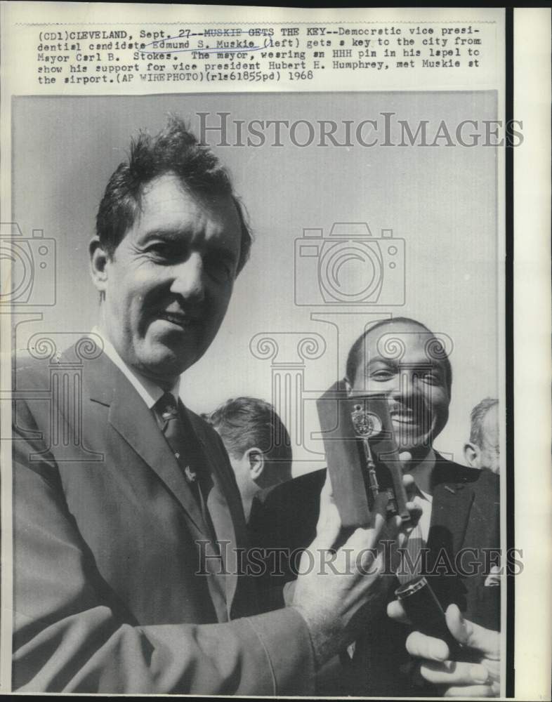 1968 Press Photo Edmund Muskie presented Cleveland city&#39;s key by Mayor Stokes