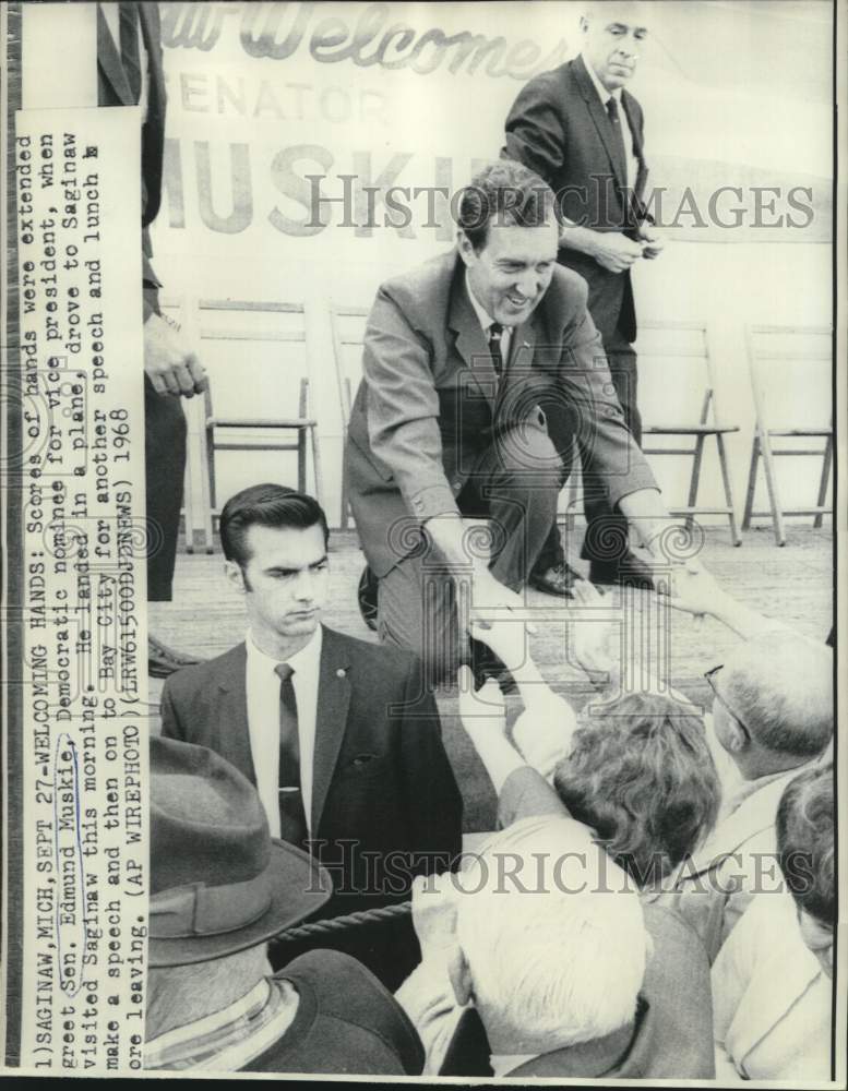 Load image into Gallery viewer, 1968 Press Photo Senator Edmund Muskie greeted at Saginaw, Michigan arrival
