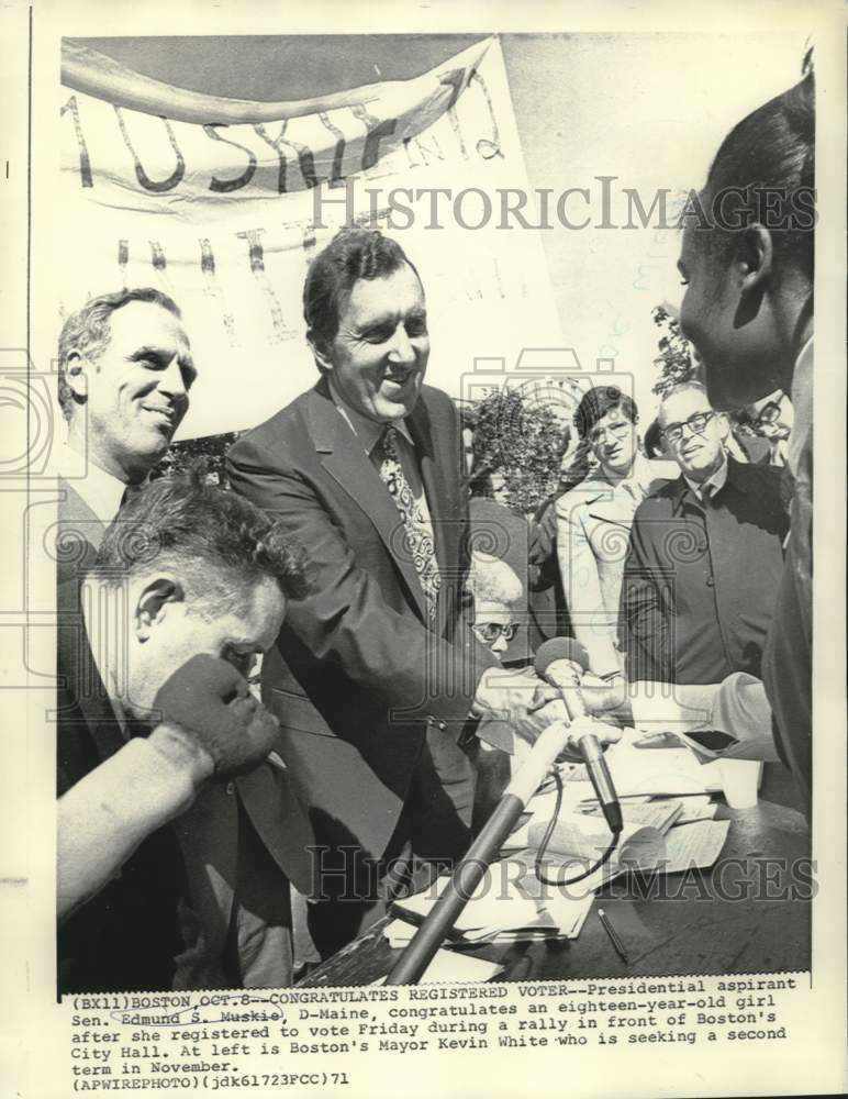 1971 Press Photo Edmund Muskie congratulates registered voter as Mayor watches