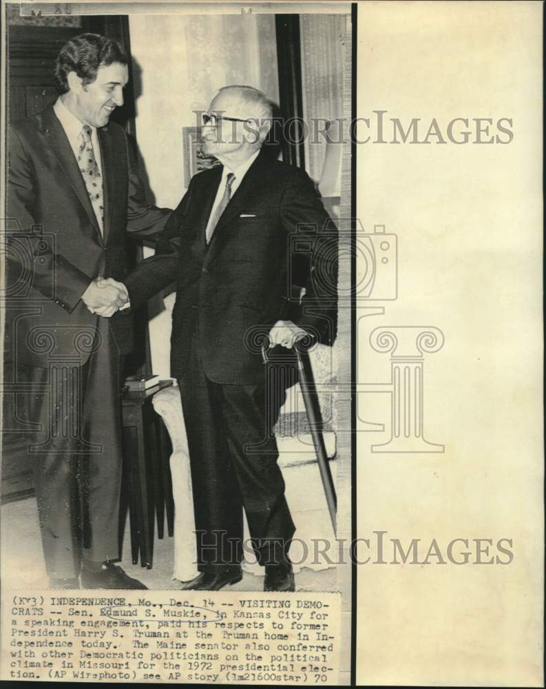 Load image into Gallery viewer, 1970 Press Photo Senator Edmund Muskie pays respects to former President Truman
