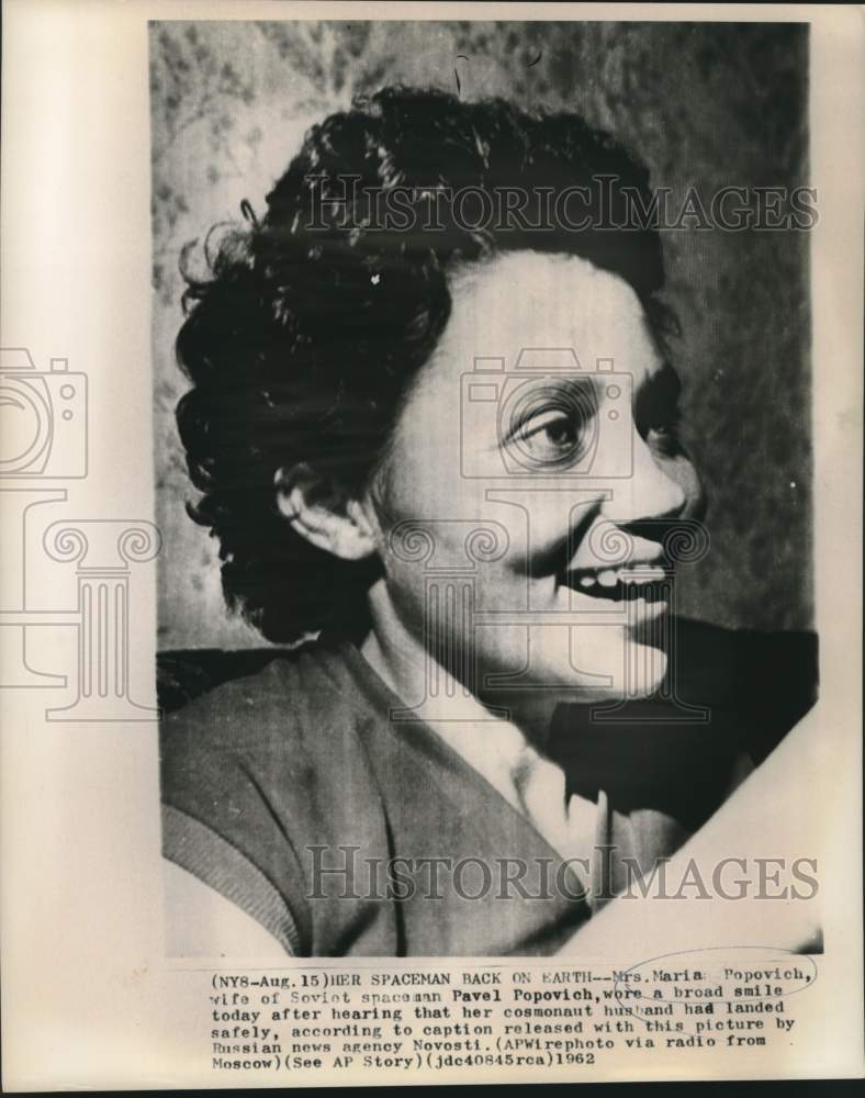 Load image into Gallery viewer, 1962 Press Photo Maria Popovich smiles at news of husband's successful flight
