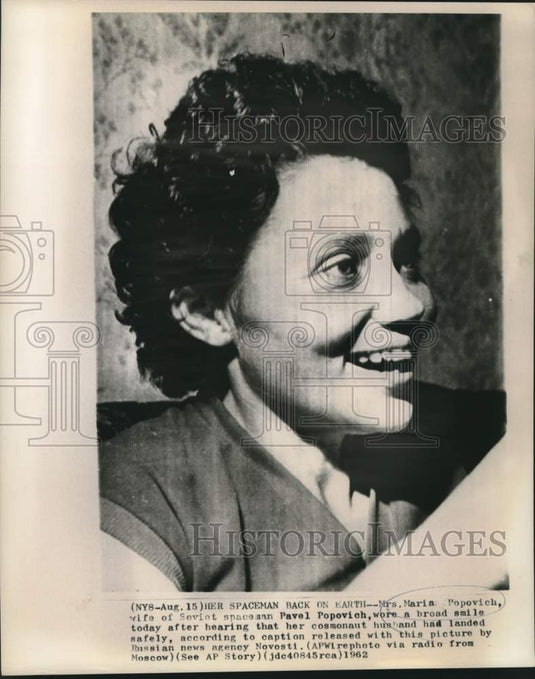 1962 Press Photo Maria Popovich smiles at news of husband's successful flight