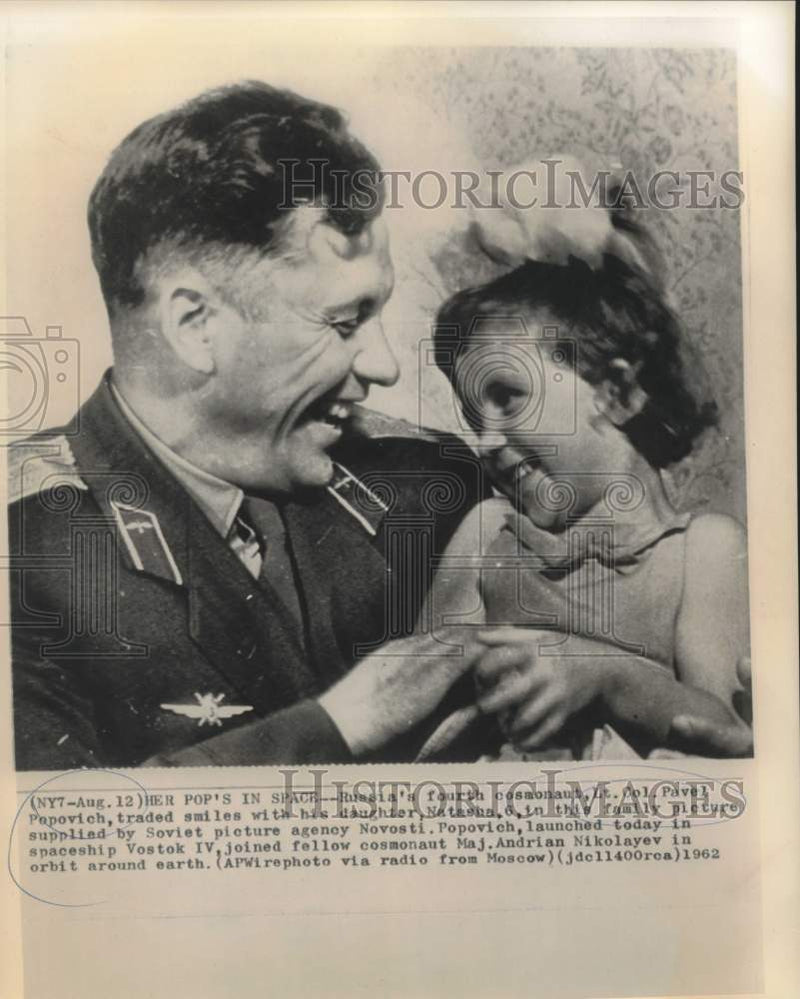 Load image into Gallery viewer, 1962 Press Photo Russia's cosmonaut Pavel Popovich with daughter Natasha
