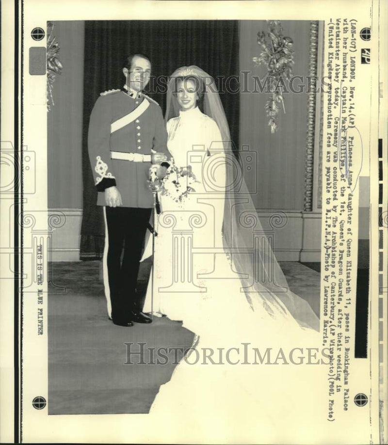 Load image into Gallery viewer, 1973 Press Photo Princess Anne and Mark Phillips pose at Buckingham Palace
