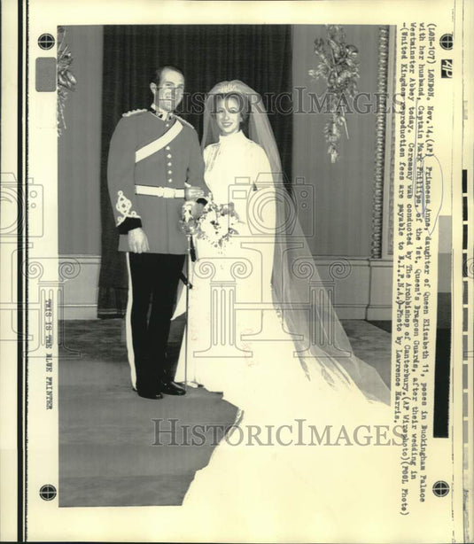 1973 Press Photo Princess Anne and Mark Phillips pose at Buckingham Palace