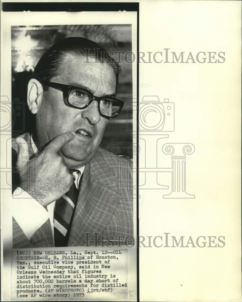 Load image into Gallery viewer, 1973 Press Photo Gulf Oil Vice President R.B. Phillips speaks in New Orleans
