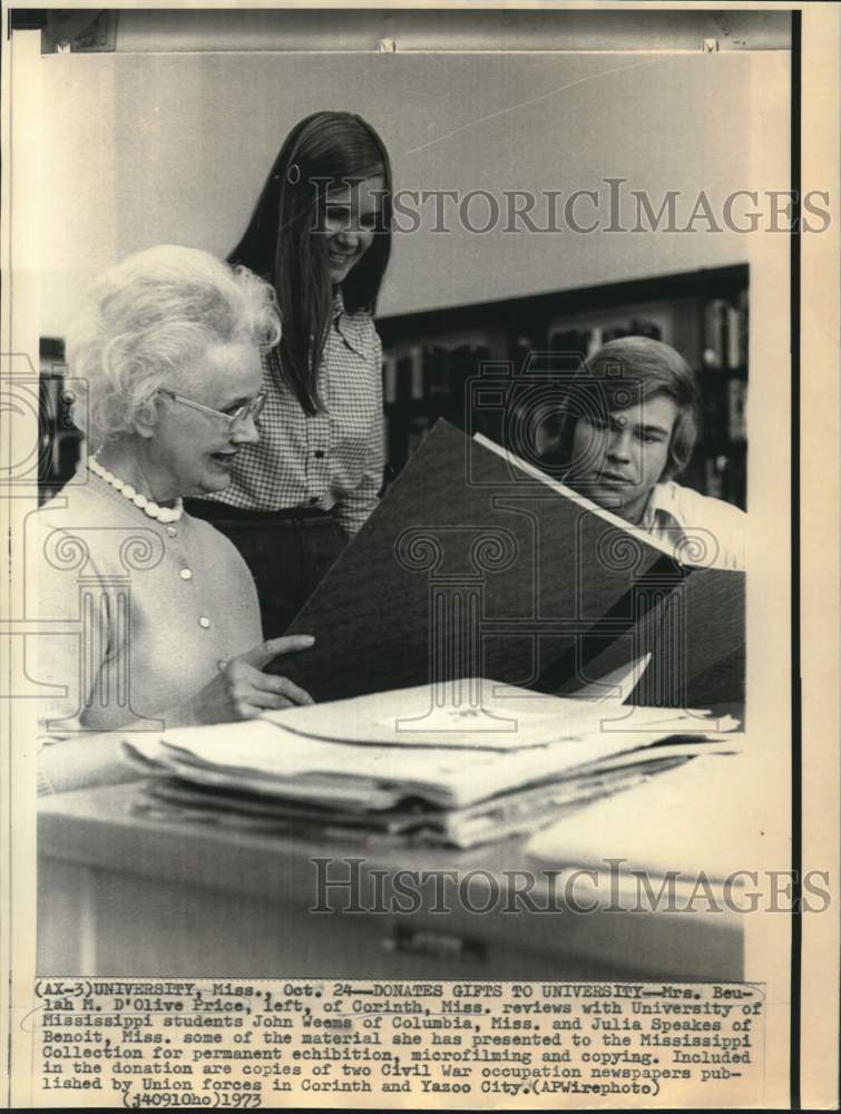 Load image into Gallery viewer, 1973 Press Photo Beulah Price reviews donated gifts with MS university students
