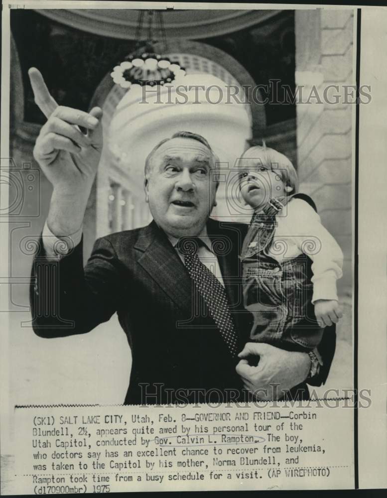 1975 Press Photo Utah Governor Calvin Rampton takes Corbin Blundell on tour