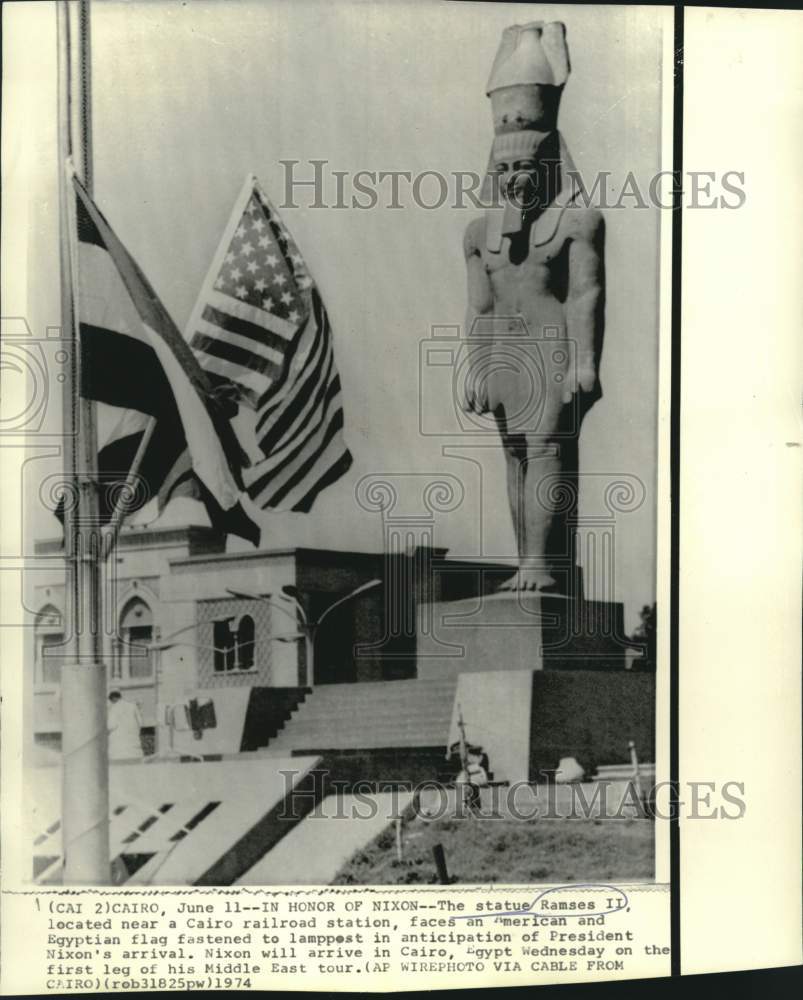 1974 Press Photo Ramses II statue faces American and Egyptian flags in Cairo