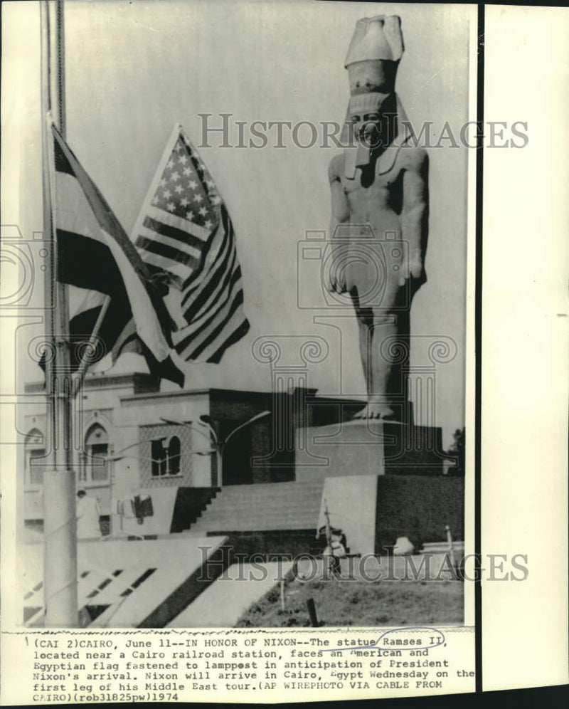 Load image into Gallery viewer, 1974 Press Photo Ramses II statue faces American and Egyptian flags in Cairo
