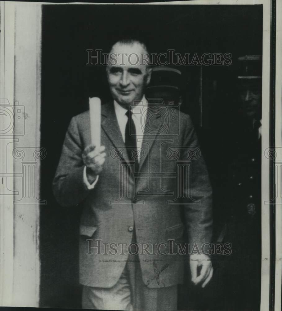1968 Press Photo French Premier Georges Pompidou leaves Hotel Matignon in Paris