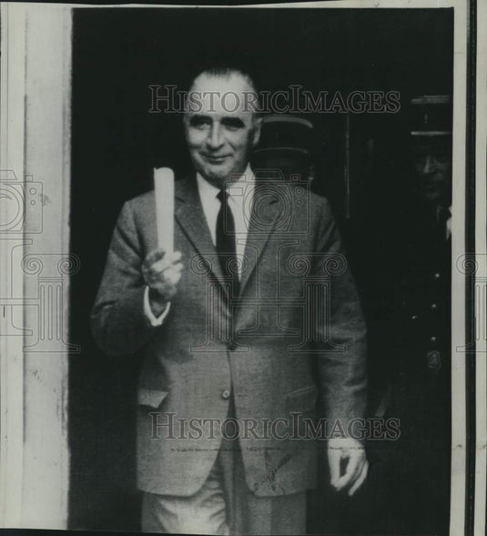 1968 Press Photo French Premier Georges Pompidou leaves Hotel Matignon in Paris