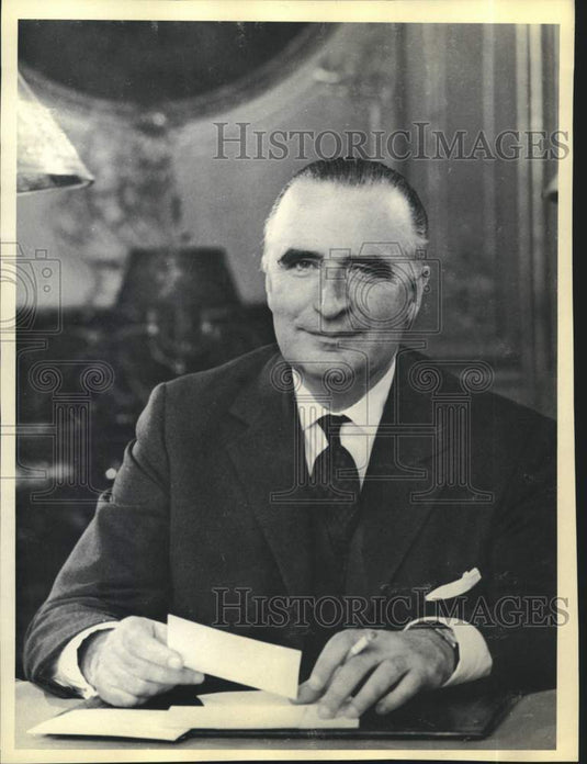 1969 Press Photo Frances' Georges Pompidou shown at his desk - now37855