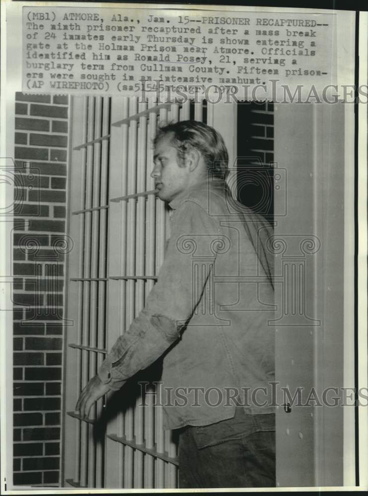 1970 Press Photo Burglar Ronald Posey re-enters prison after escape, Alabama