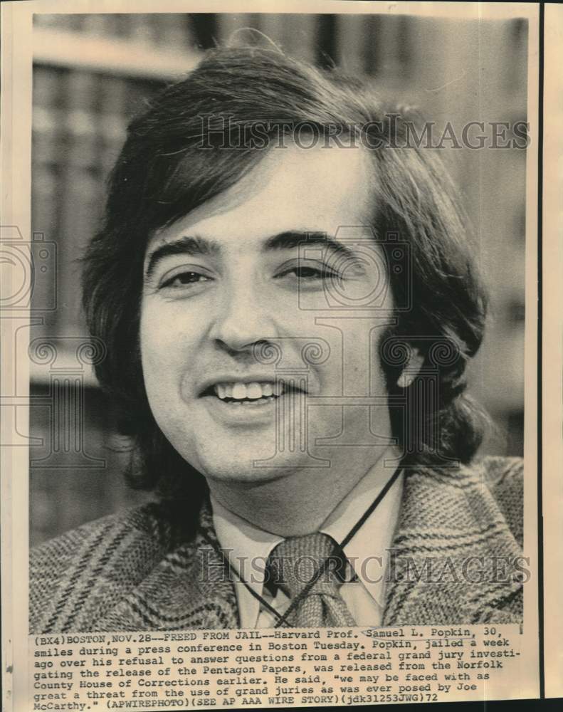 1972 Press Photo Harvard Prof. Samuel Popkin smiles at press conference, Boston