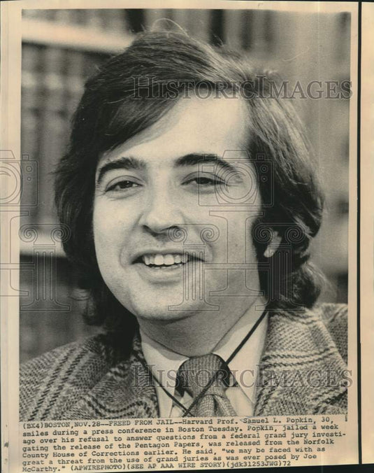 1972 Press Photo Harvard Prof. Samuel Popkin smiles at press conference, Boston