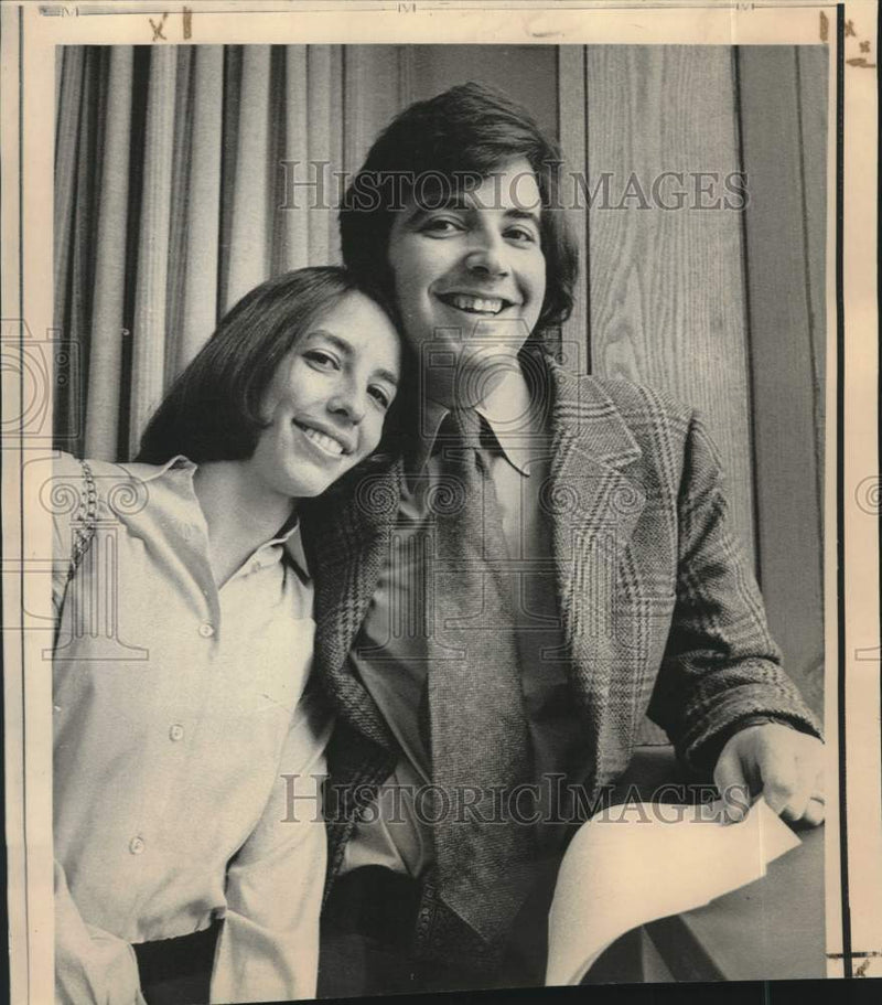Load image into Gallery viewer, 1972 Press Photo Harvard Professor Samuel Popkin poses with wife Susan, Boston

