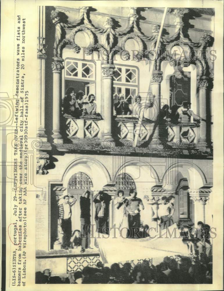 Load image into Gallery viewer, 1975 Press Photo Demonstrators wave fists and banners at Sintra, Portugal
