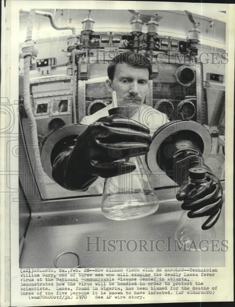 1970 Press Photo Science tech. William Gary demonstrates virus inspection, GA.