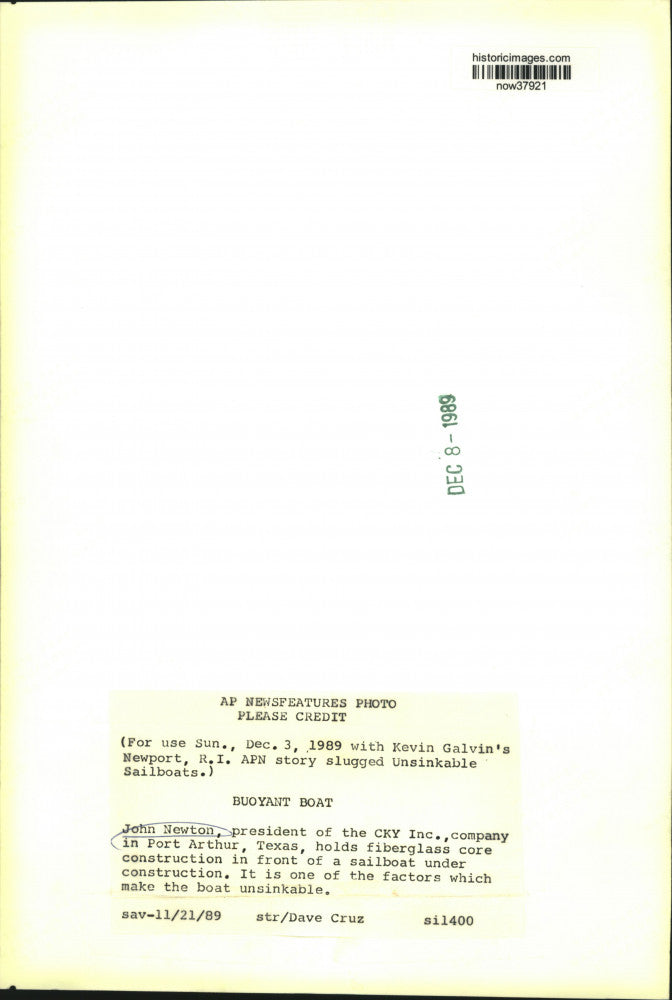 1989 Press Photo CKY President John Newton holds fiberglass core for sailboat