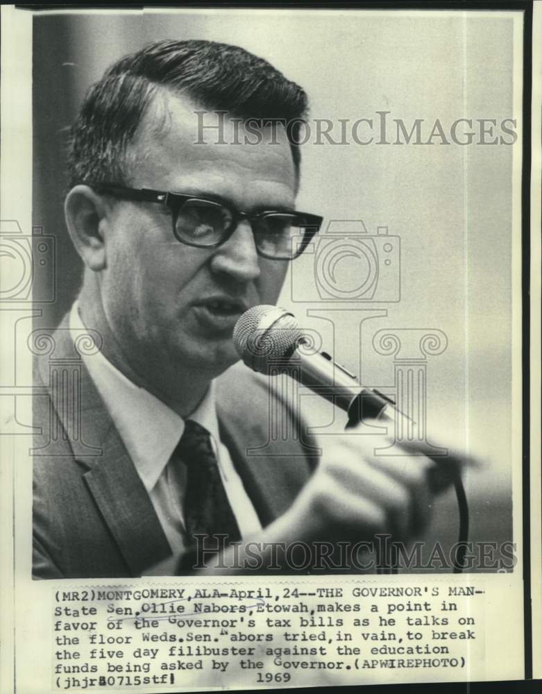 1969 Press Photo Senator Ollie Nabors talks on legislature floor - now37946