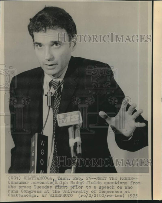 1975 Press Photo Consumer advocate Ralph Nader with newsmen in Chattanooga, TN