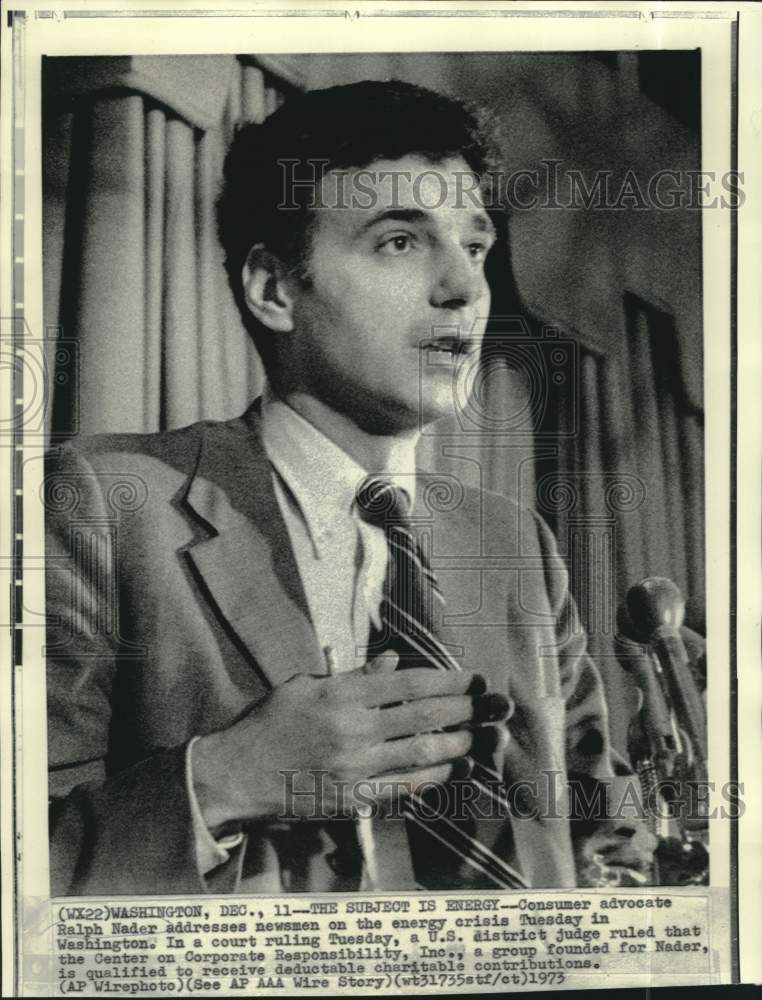 1973 Press Photo Ralph Nader addresses newsmen on energy crisis in Washington