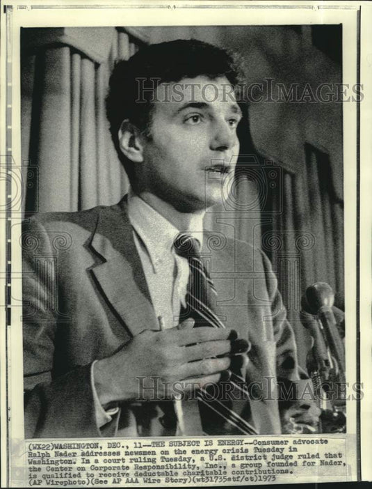1973 Press Photo Ralph Nader addresses newsmen on energy crisis in Washington