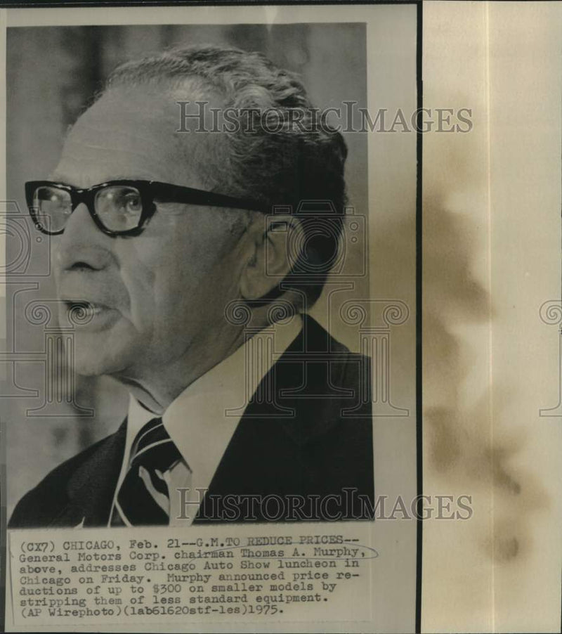 Load image into Gallery viewer, 1975 Press Photo General Motors Thomas Murphy at Chicago Auto Show luncheon
