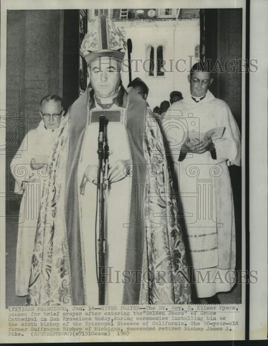 1967 Press Photo Reverend Kilmer Myers pauses at Golden Doors of Grace Cathedral