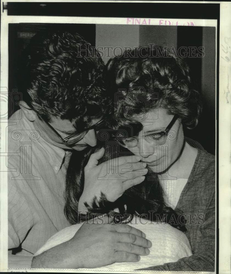 Load image into Gallery viewer, 1969 Press Photo Missing Cindy Myers reunited with parents in Mobile, Alabama
