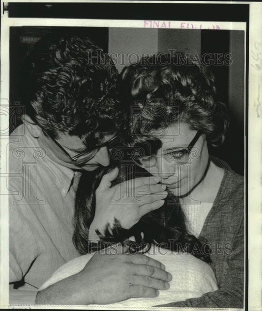 1969 Press Photo Missing Cindy Myers reunited with parents in Mobile, Alabama